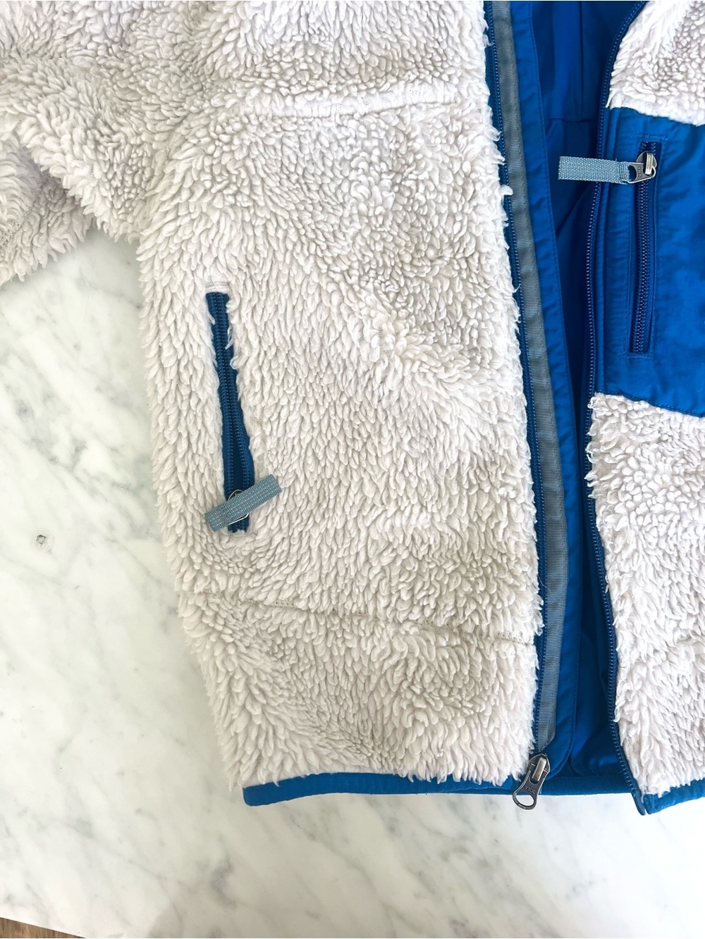 Patagonia Kids Age 7-8yo. Cream Sherpa Fleece Jacket with Blue Trim - Picture 3 of 5